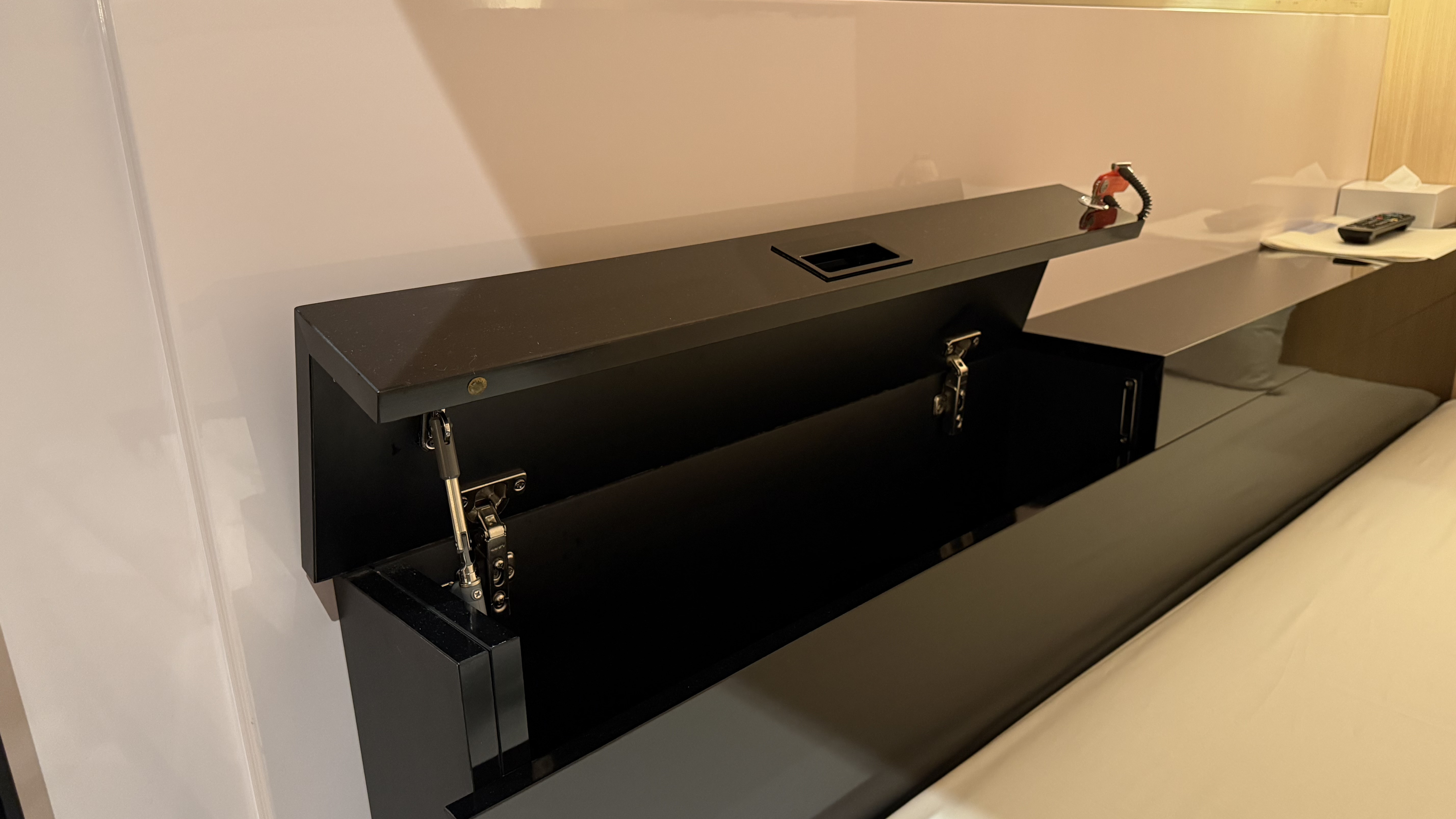 【ビジネスクラスキャビン】貴重品ボックス