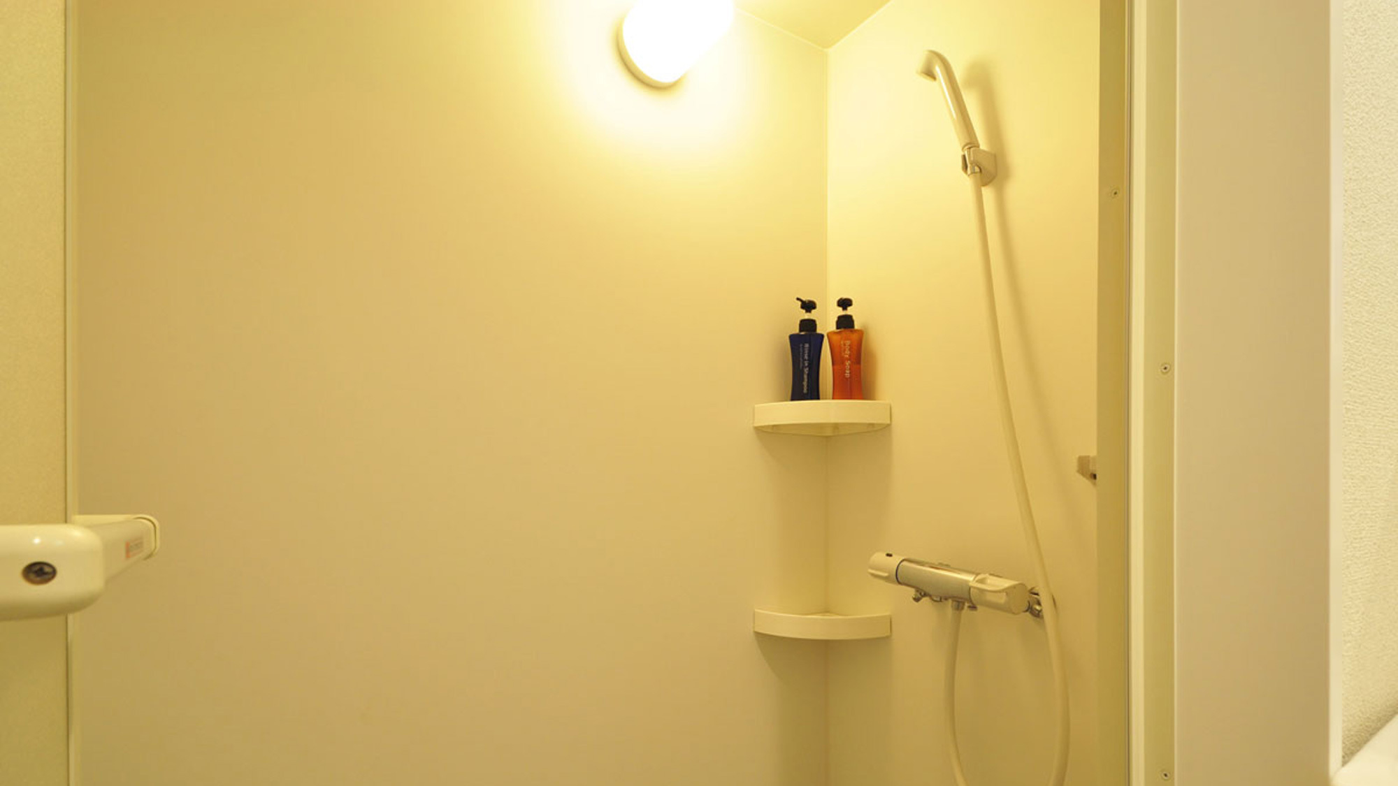 【セミダブルルーム】シャワー室はシャワー専用です。館内の大浴場もぜひご利用ください。