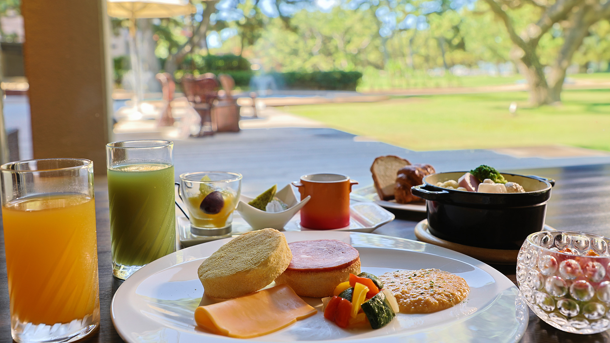 開放感溢れるレストラン淡味-AWAMI-での朝のひとときを(イメージ)