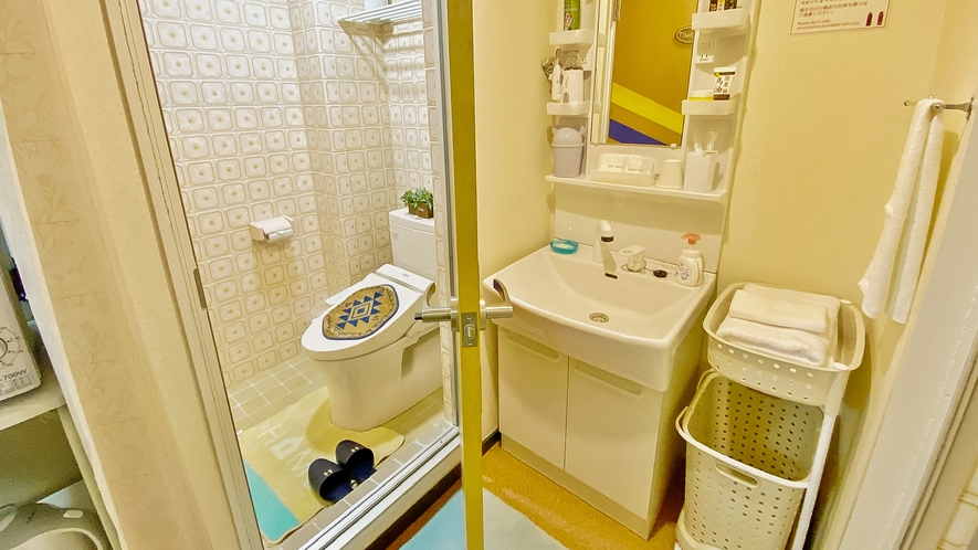 ・【洗濯機付洋室ファミリールーム（3名）】清潔感のあるトイレと洗面所