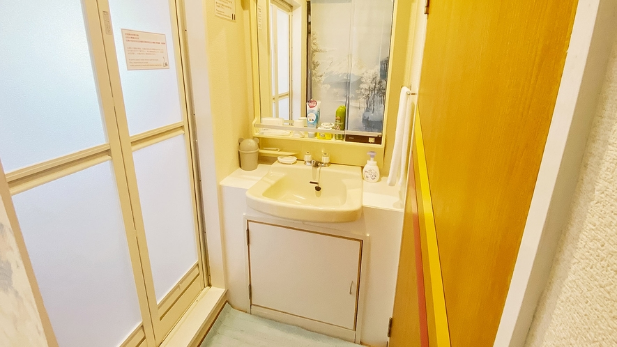 ・【最上階和室ファミリールーム】大きな鏡を備えた洗面台