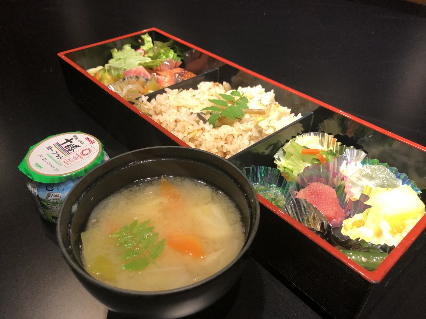 【お食事はお部屋にご用意】プライベート空間で気兼ねなくお食事を　「ご夕食　箱折膳」