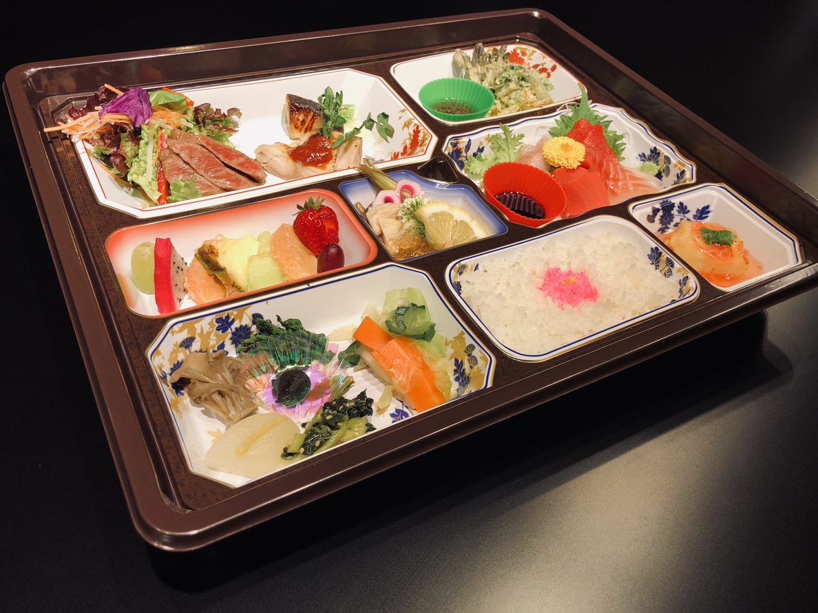 【お食事はお部屋にご用意】プライベート空間で気兼ねなくお食事を　「ご夕食　箱折膳」