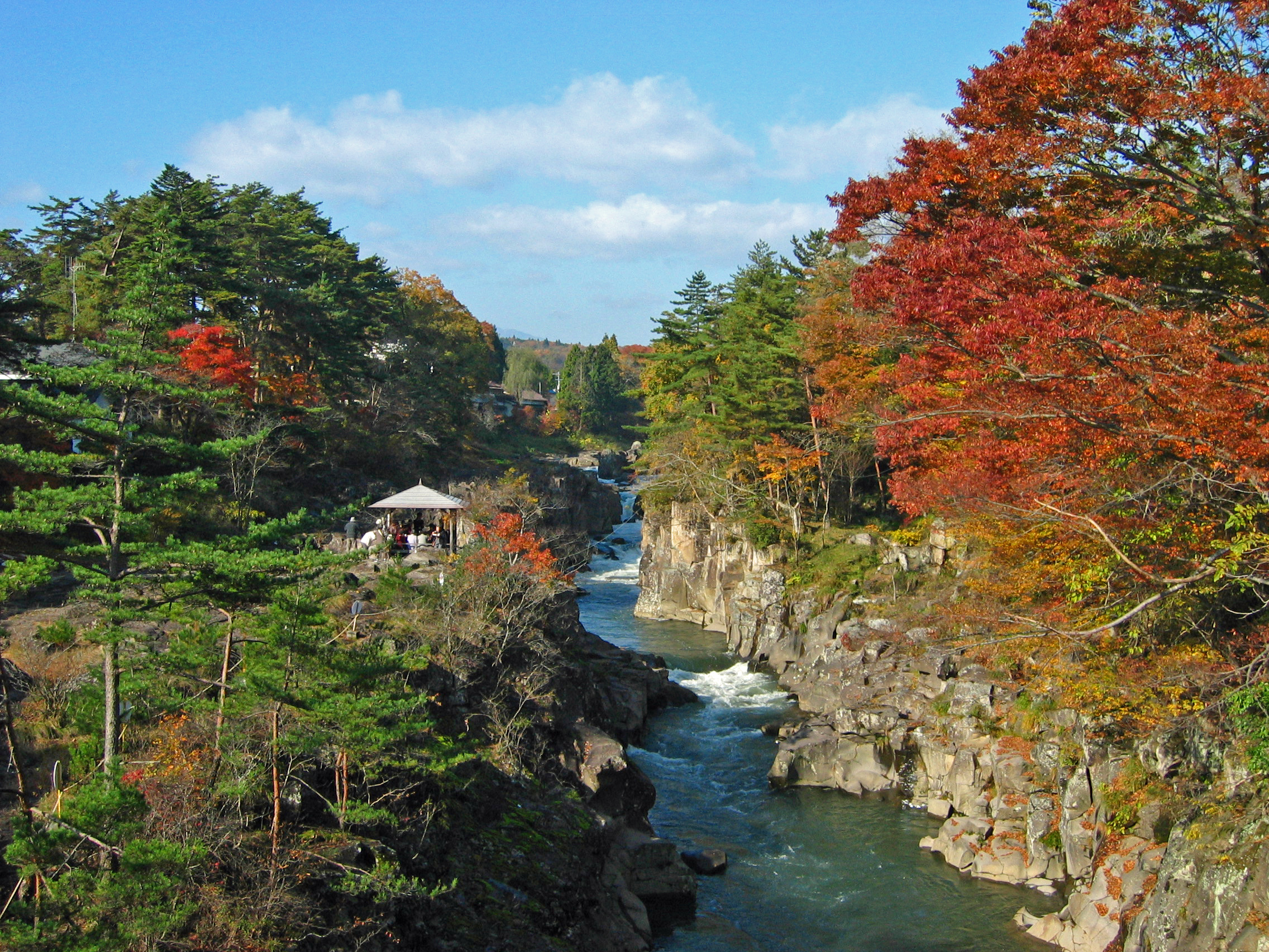 「厳美渓」　岩手県の磐井川沿いにある渓谷。磐井川が巨岩を浸食し、2kmにわたり渓谷美を見せます。