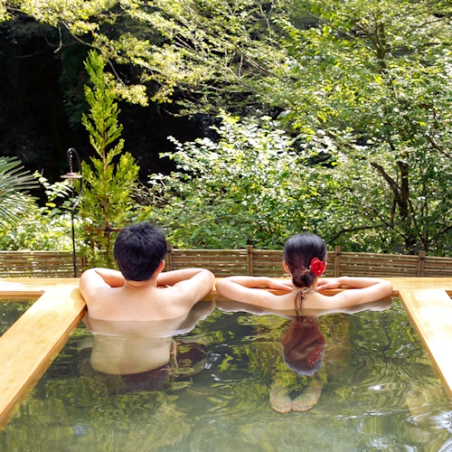 「湯畑」は専用の湯浴み着を着用いただき、男女区別なく一緒に楽しめる露天風呂です。