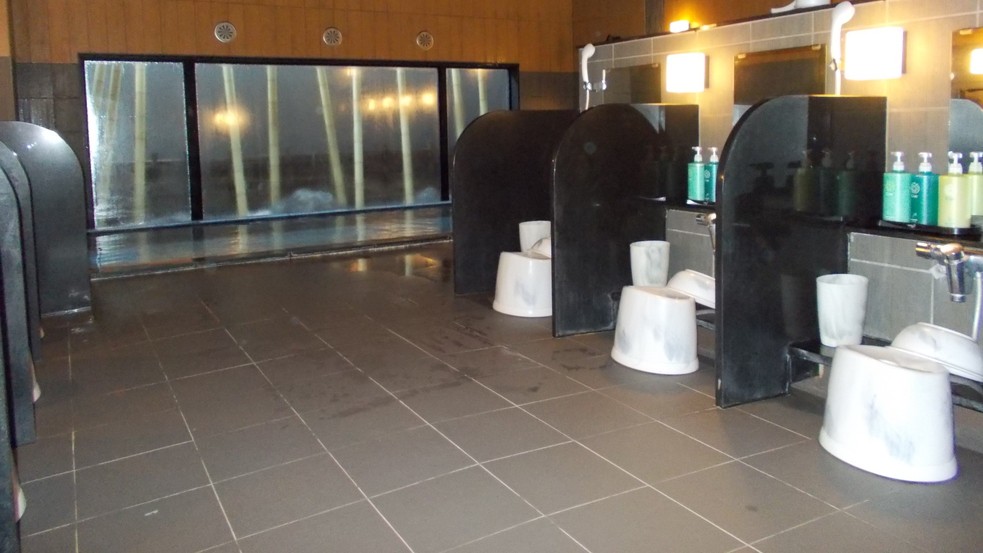 人工温泉大浴場　15:00～2:00、5:00～10:00でご利用いただけます。