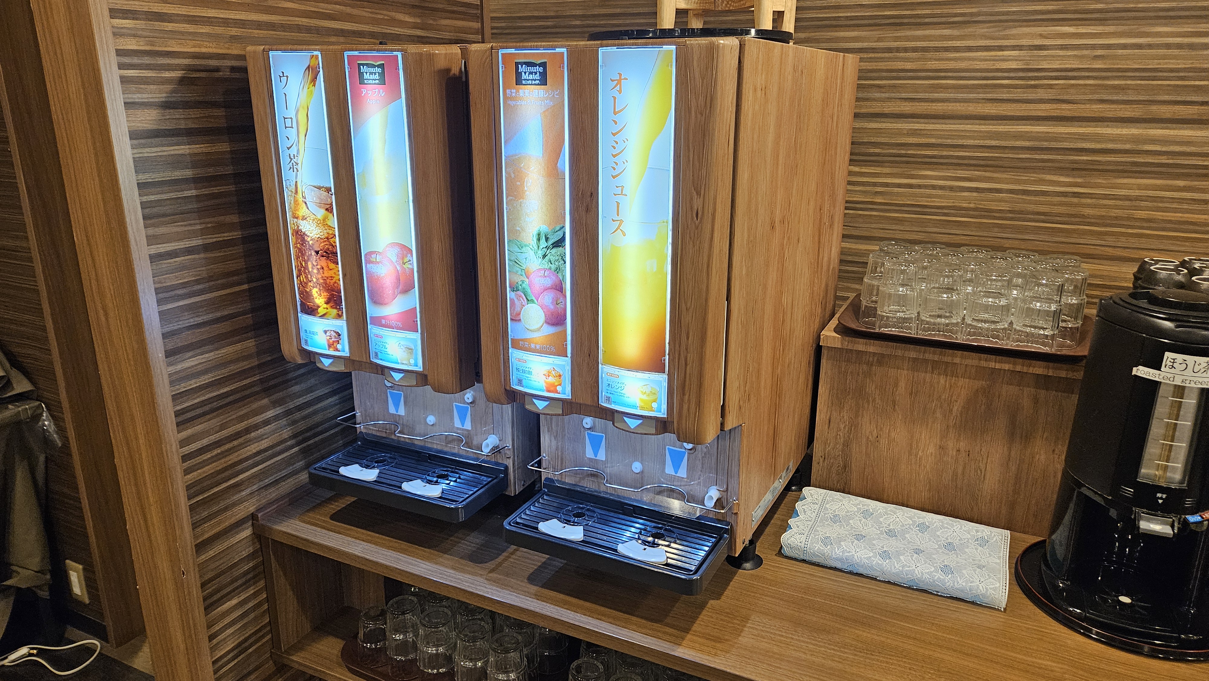 朝食　ジュースサーバー
