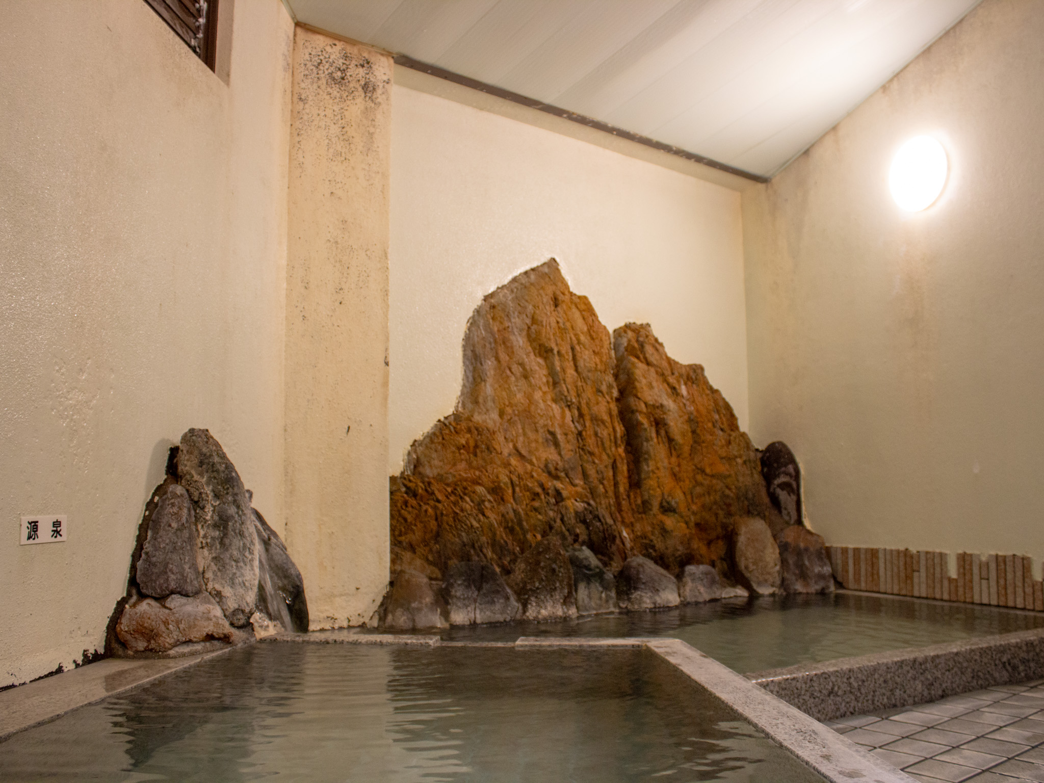 源泉そのままのぬる湯と適温の温泉の二つの浴槽をお楽しみ下さい