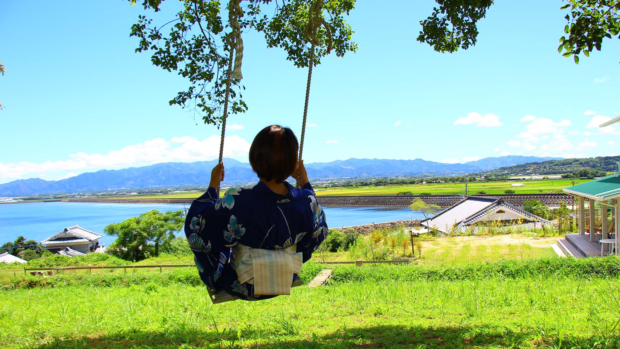 庭のブランコに揺られて夏の風を感じて下さい。