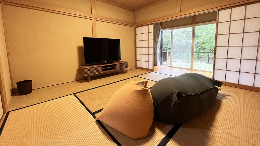 【E-15】和室にはyogiboと55インチの大型スマートテレビ完備！