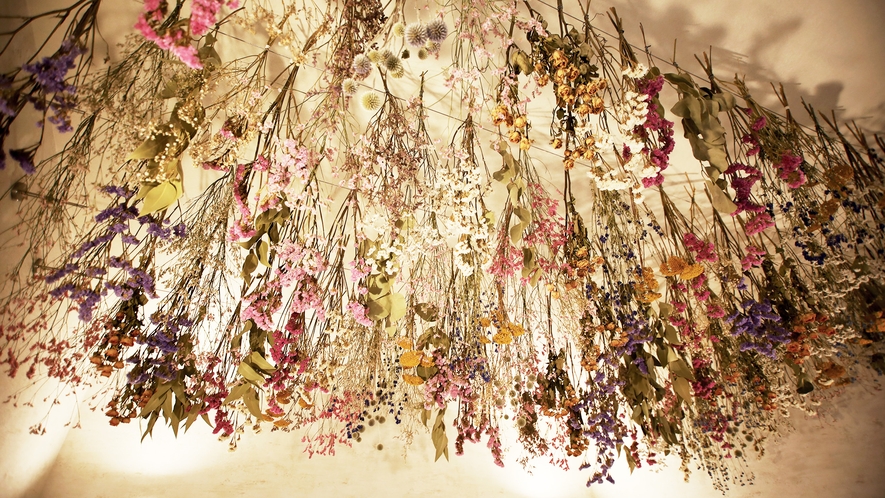 【富士見台410-2】ベッドに寝そべると天井にはドライフラワーのお花畑！