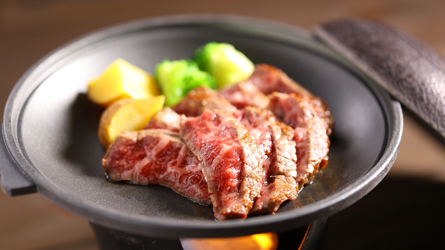 【当館1番人気】選べる贅沢グルメ◆牛肉ステーキorアワビステーキ付きプラン