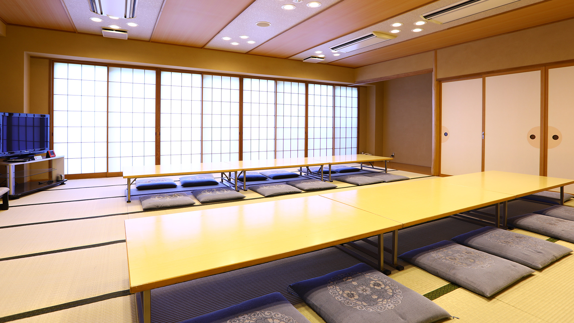 宴会場　つばき【40畳】2分割で可能で35名様まで貸切宴会ができます。