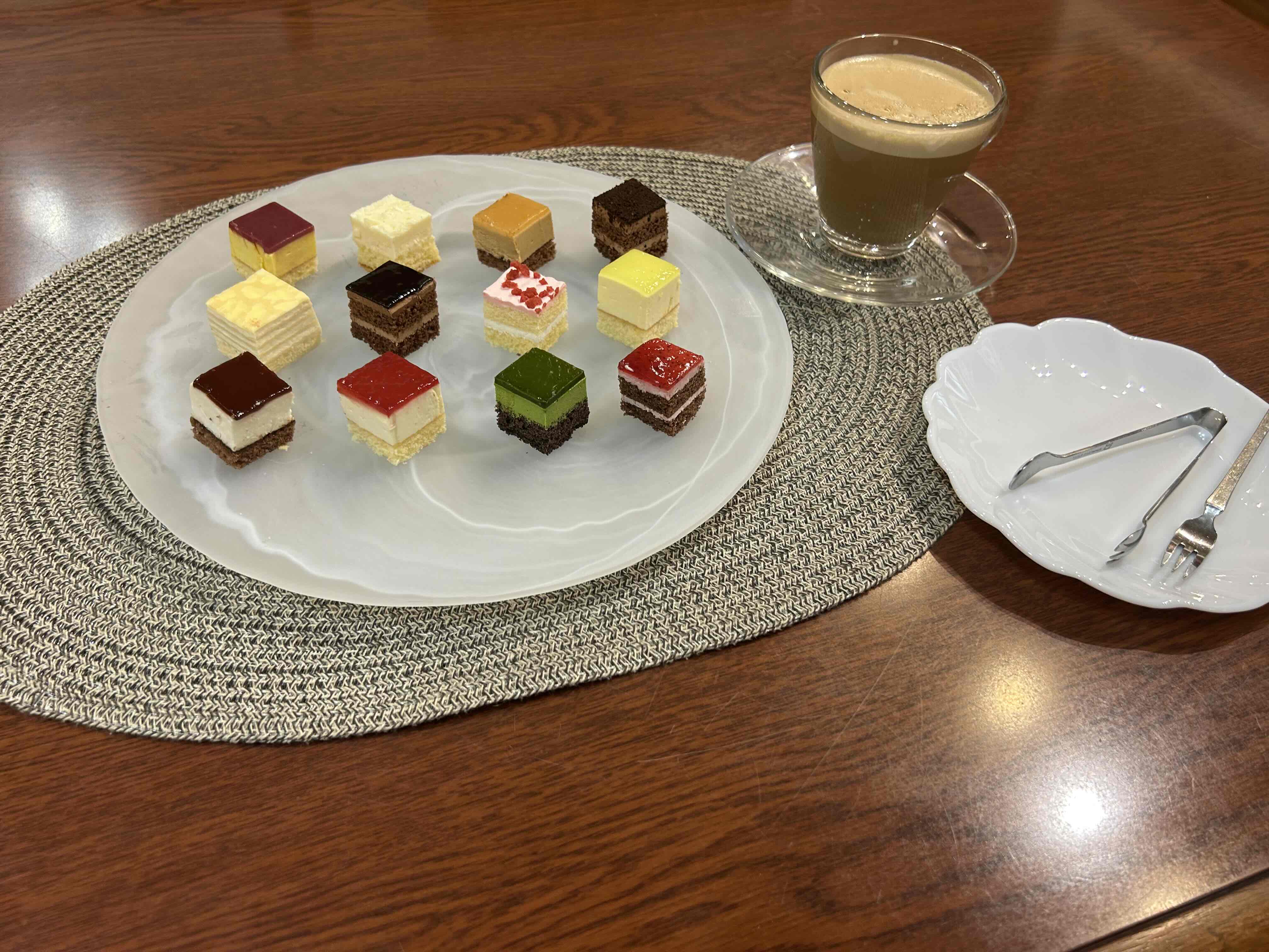 大皿デザート一口ケーキ盛り合わせ+1000円