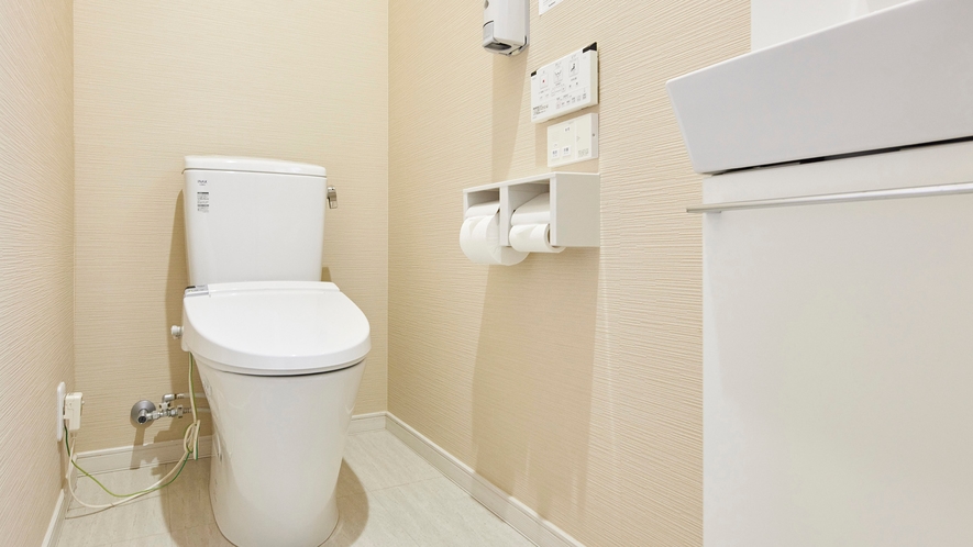 ・【トイレ】温水洗浄機能付の個室トイレがございます