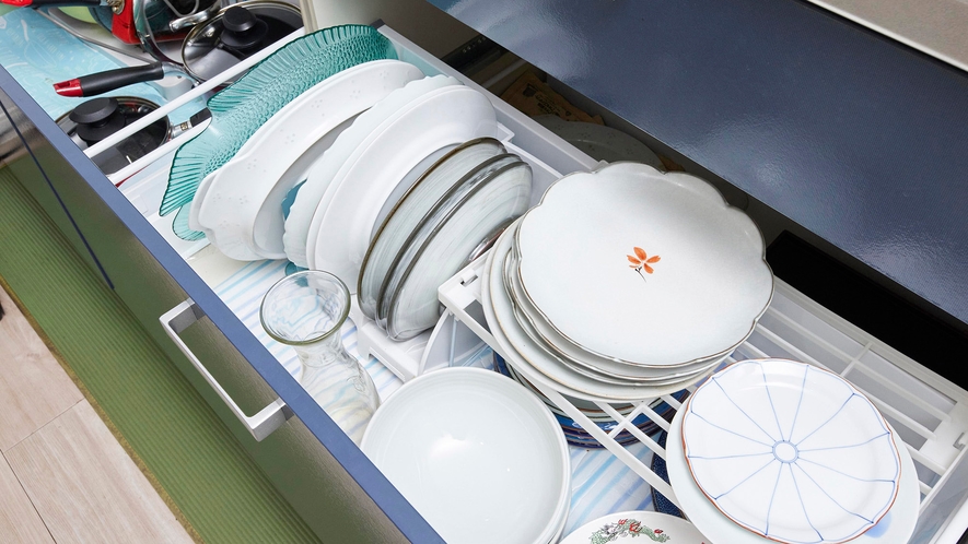 ・【食器類・調理器具】大皿・フライパン・鍋はキッチンの引き出しにございます