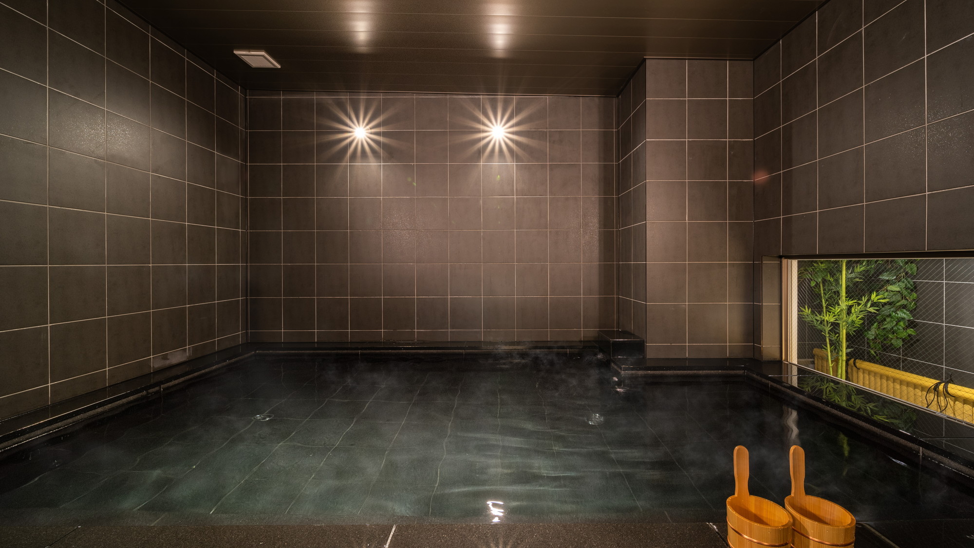 天然温泉で一日の疲れを癒していただけます