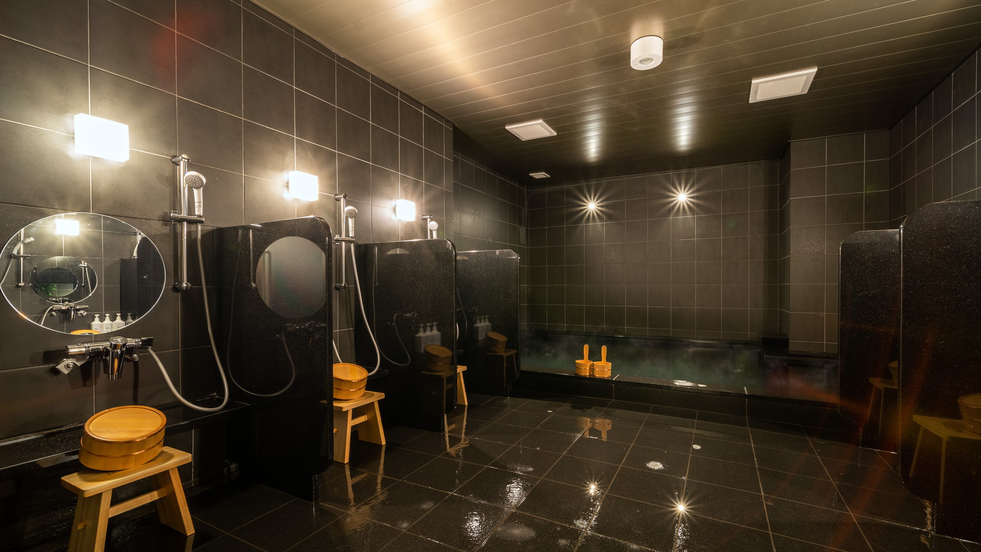 洗い場の椅子・桶にも「東濃ヒノキ」使用