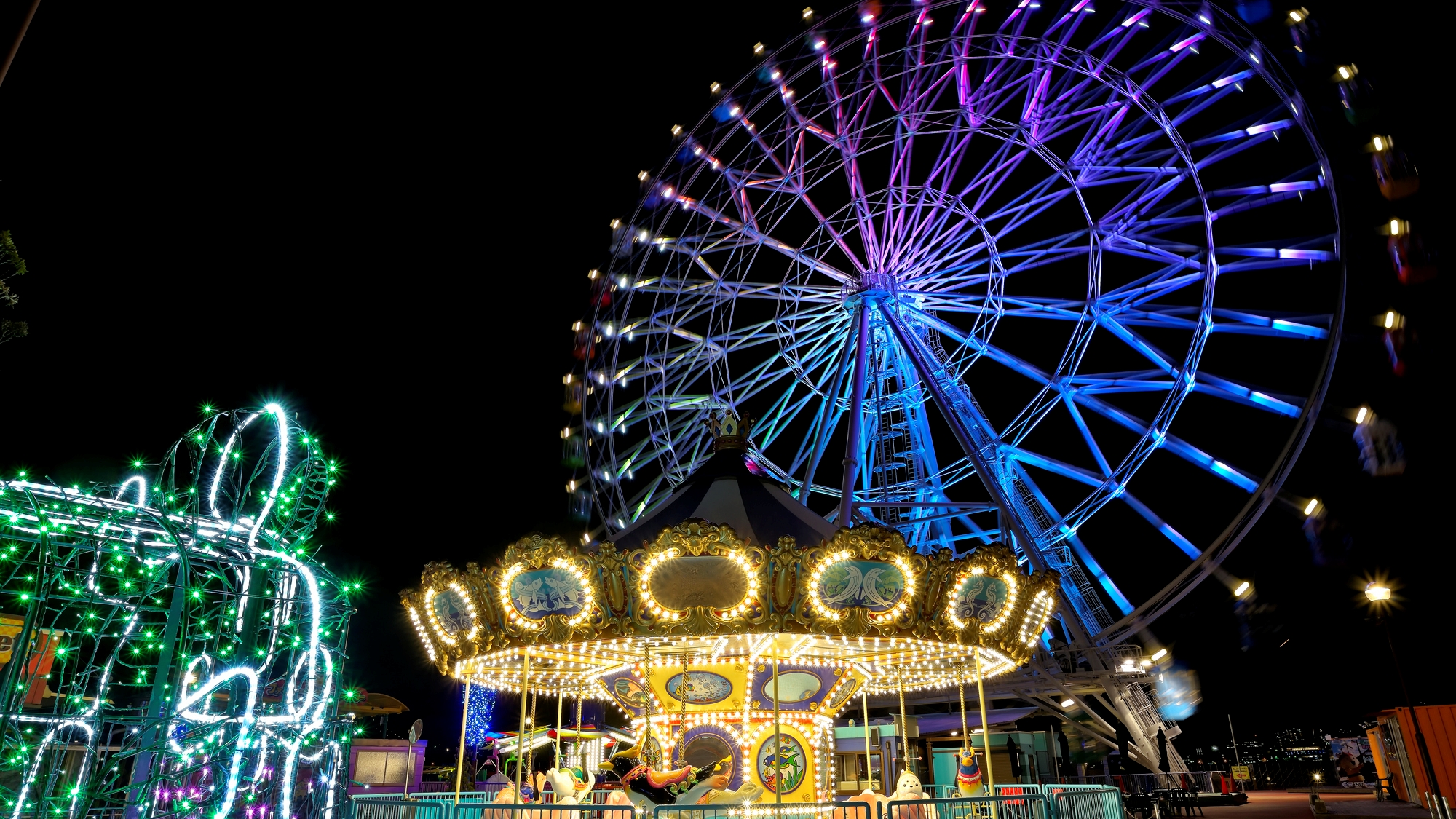 【当館から車で5分】観覧車やメリーゴーランドがある遊園地「はい！からっと横丁」