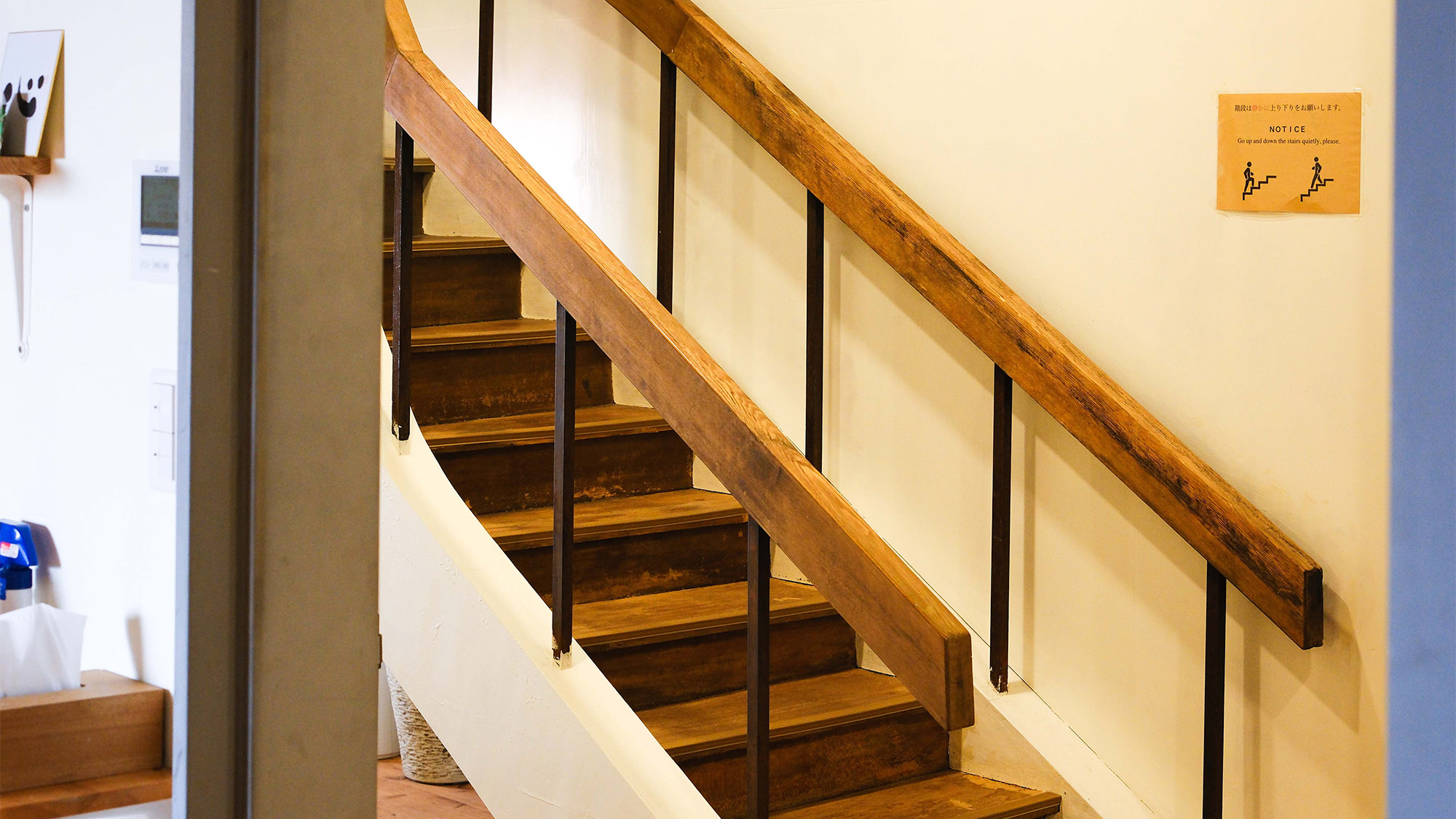 ・【階段】木目が美しいナチュラルな雰囲気の階段