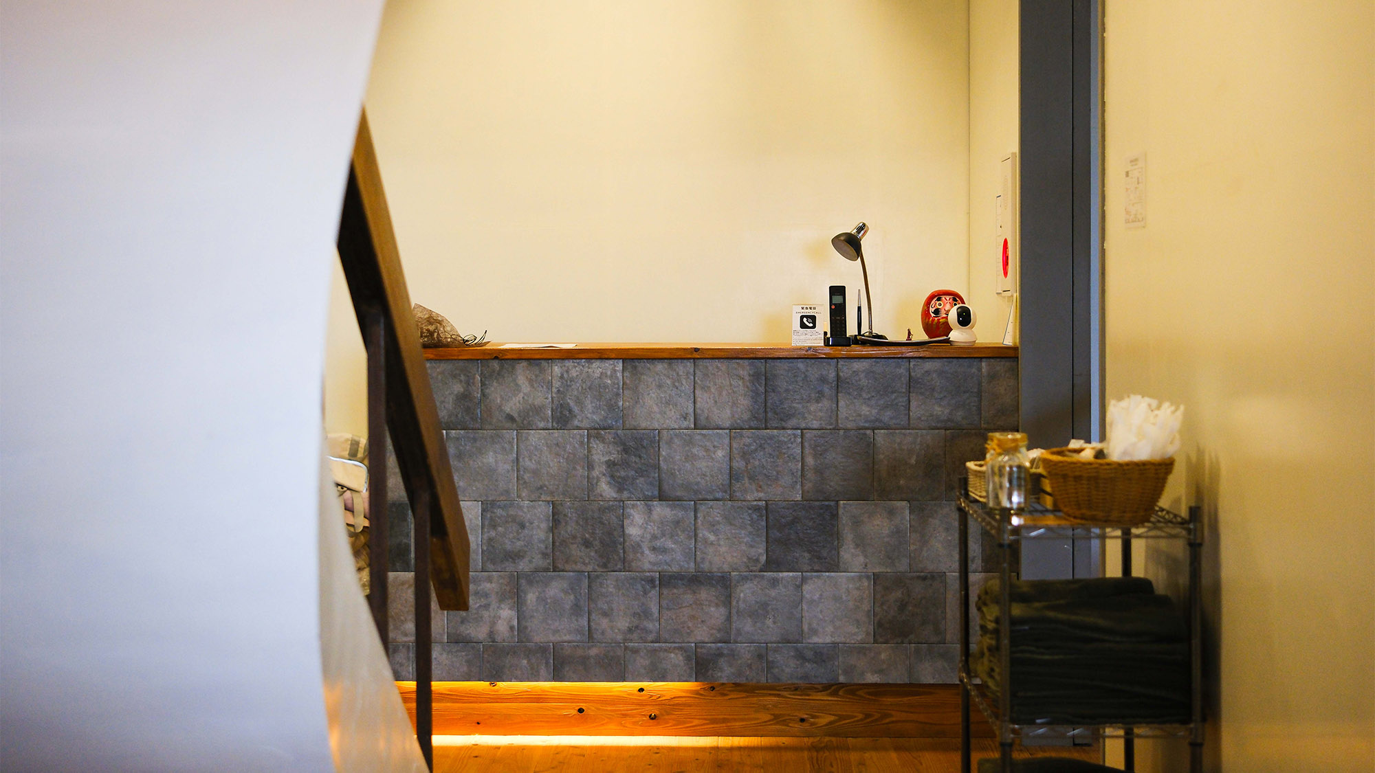 ・【フロント】シンプルな美しさに宿る安らぎの空間で快適にお寛ぎください