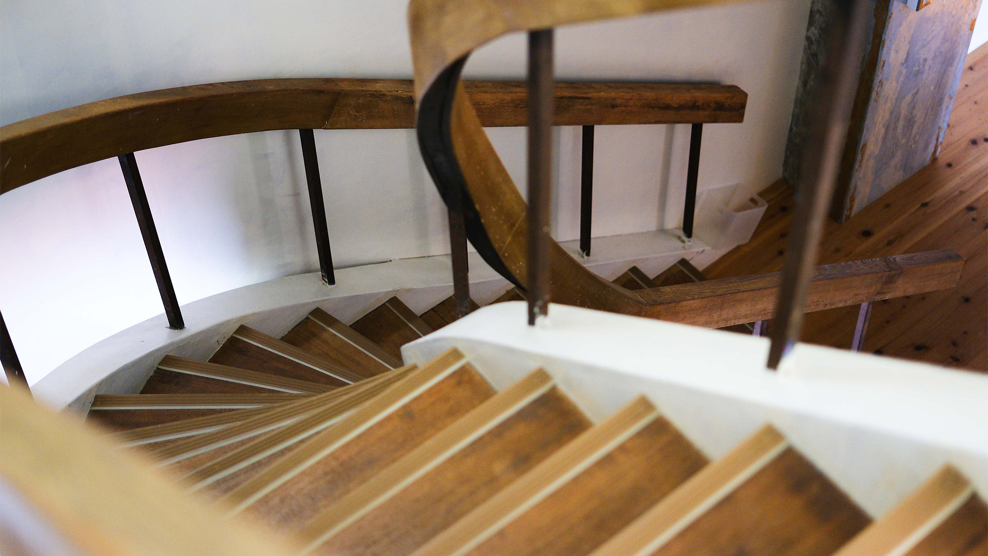 ・【階段】木のぬくもりに導かれるやさしい階段のアプローチ