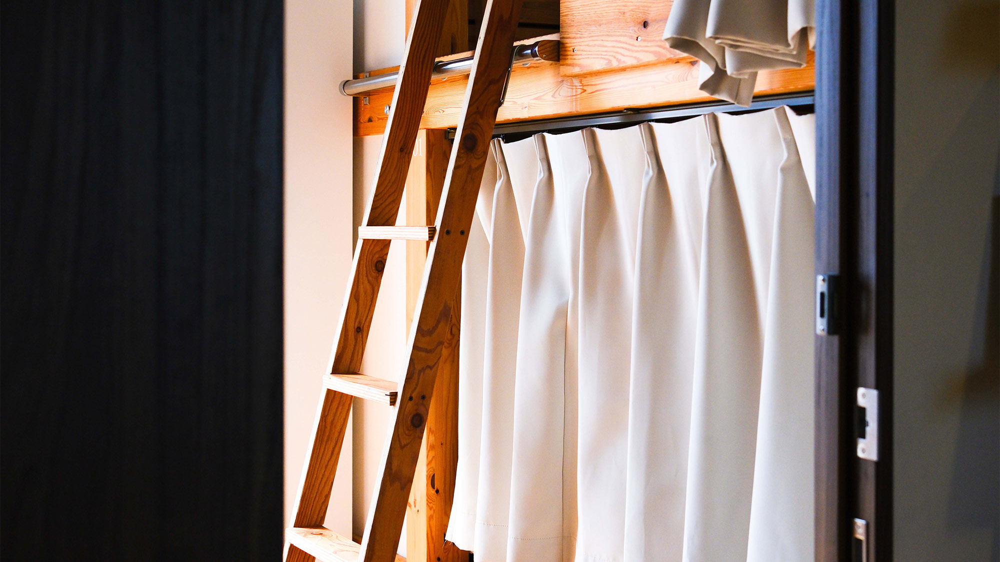 ・【ドミトリー一例】コンパクトなベットスペース内にはコンセントやライトなどを設置