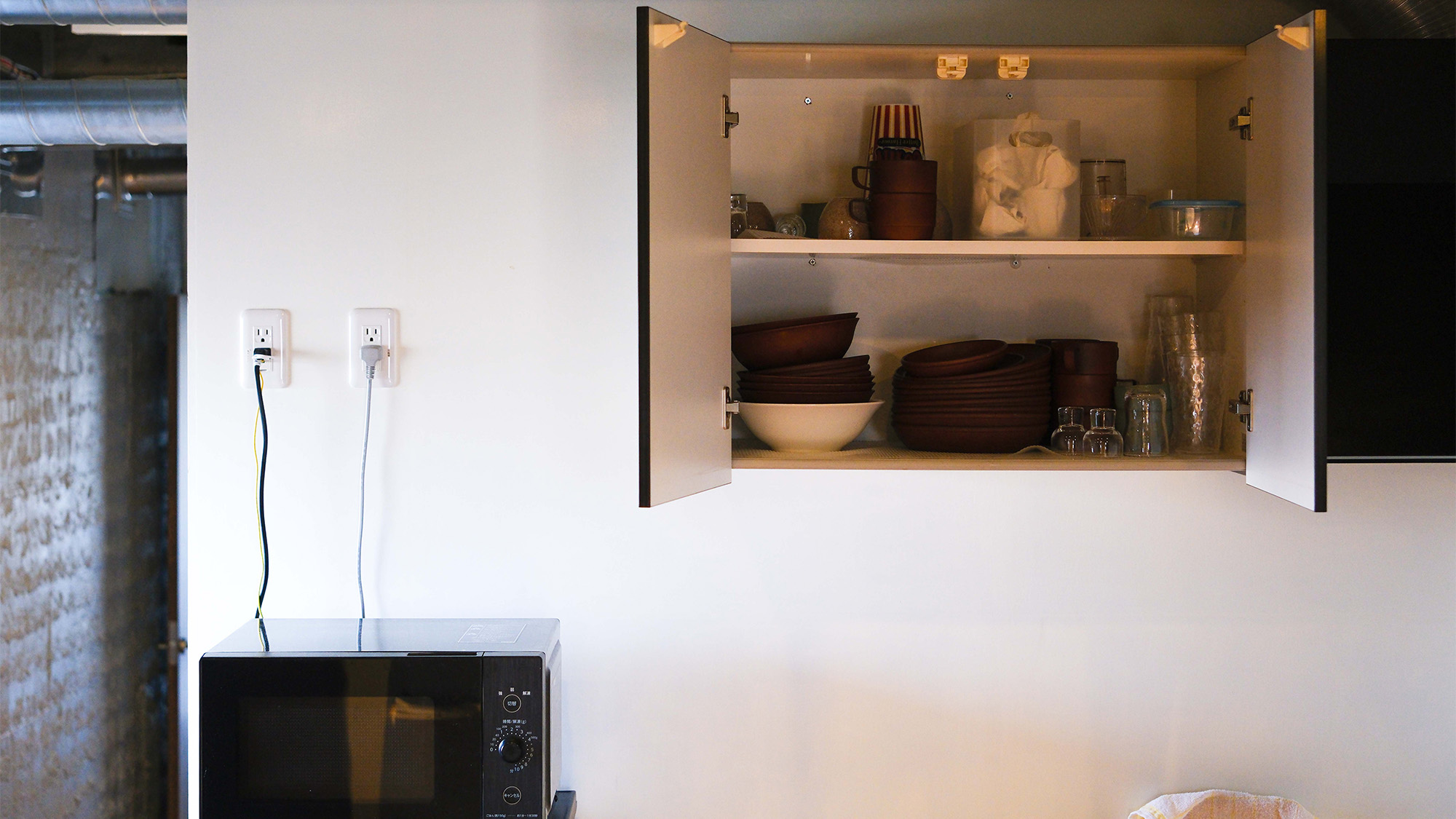 ・【共用キッチン】戸棚にあるお皿やコップなどもご利用いただけます