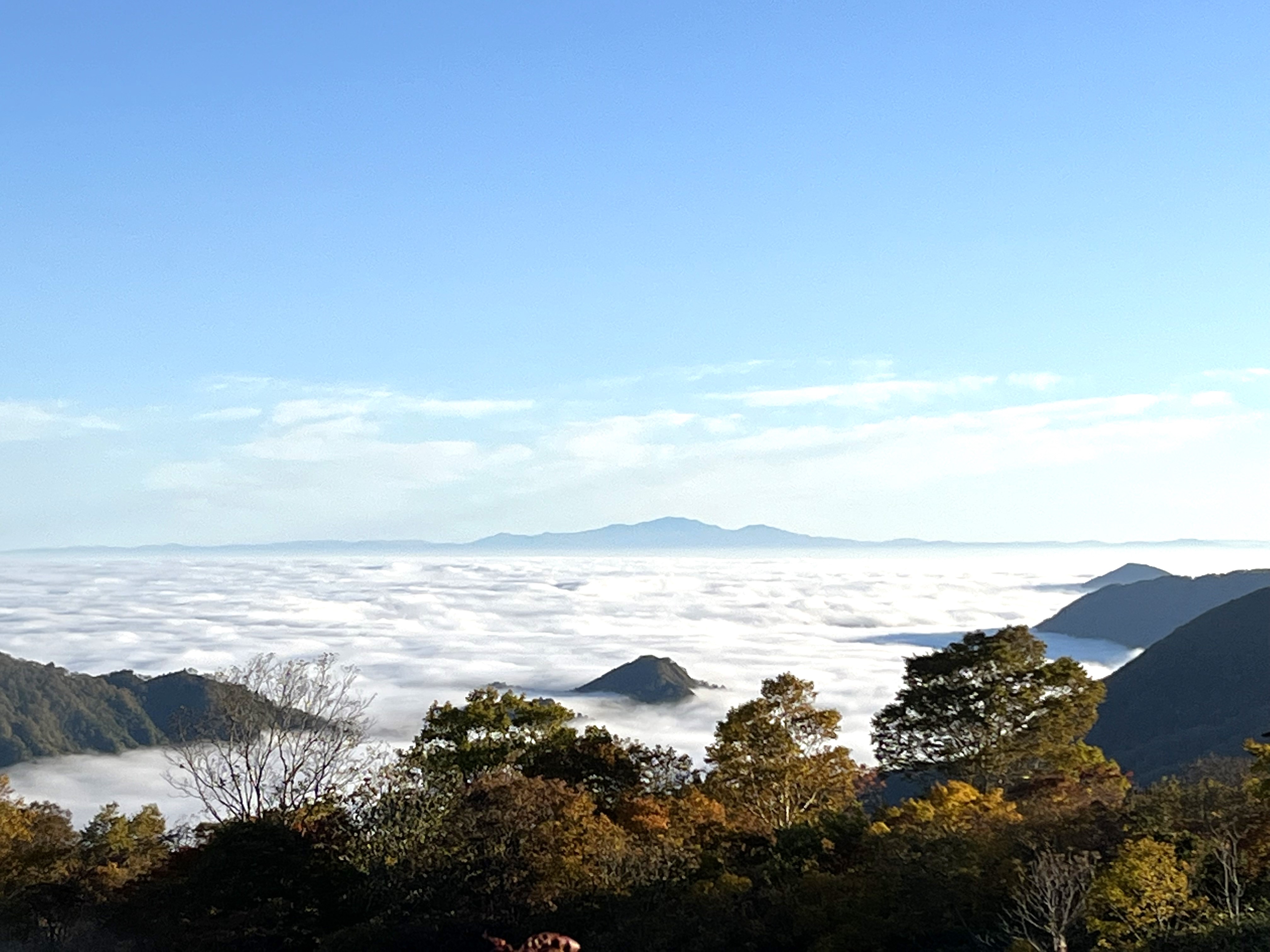 須川からの雲海と早池峰山