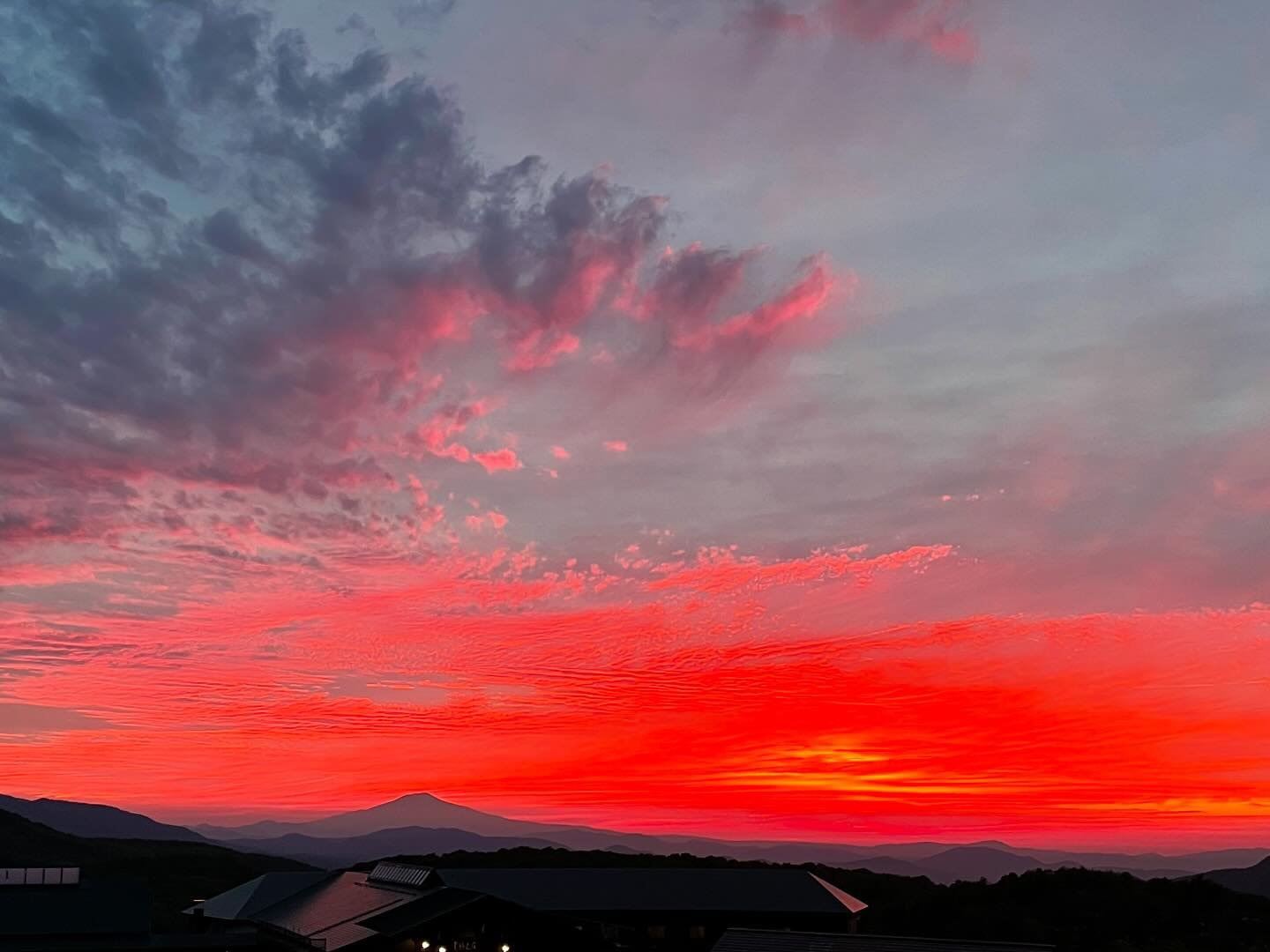 真っ赤な夕日に浮かぶ鳥海山