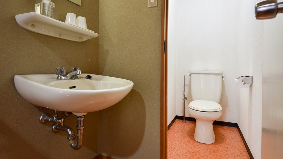 *【本館和室15畳一例】洗面台・トイレ。