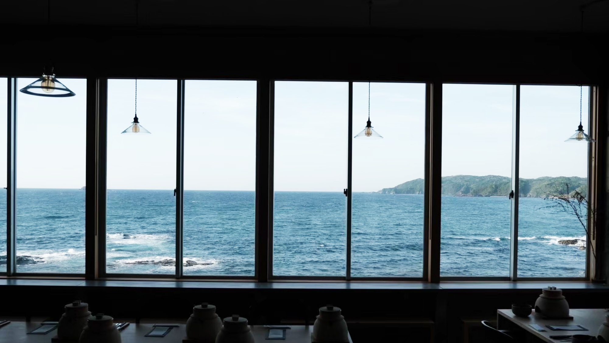【カフェ】日本海に面したカフェで海原をのんびり眺めながらお過ごしください。