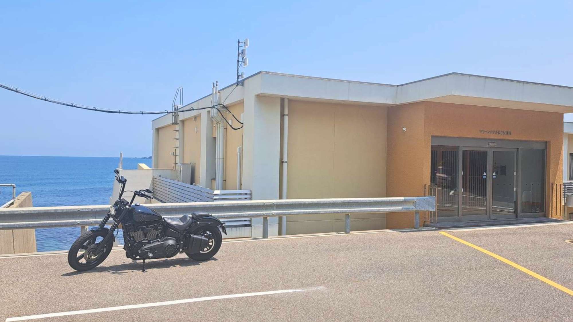 バイクも置ける広々駐車場完備