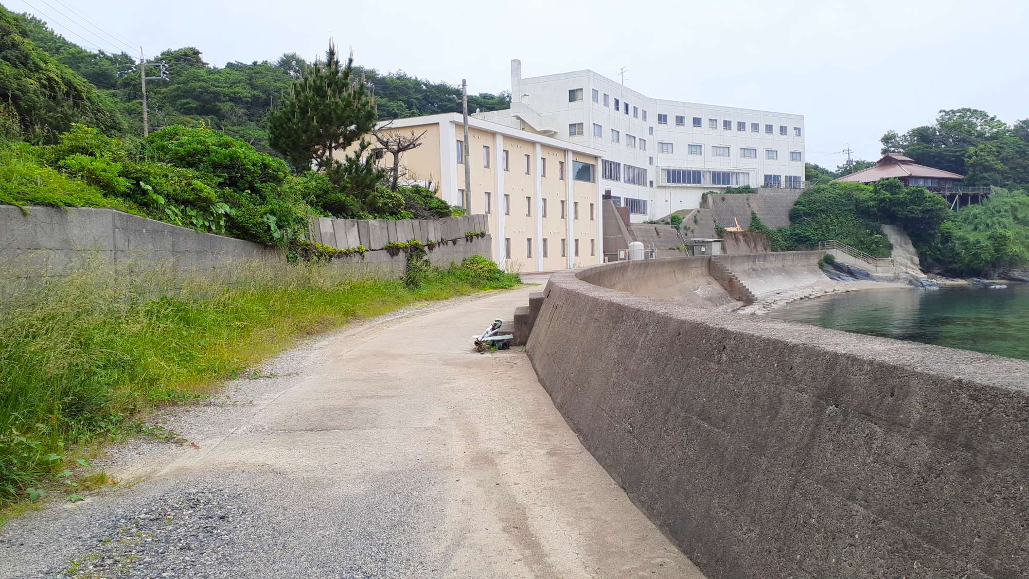 ホテルに続く道