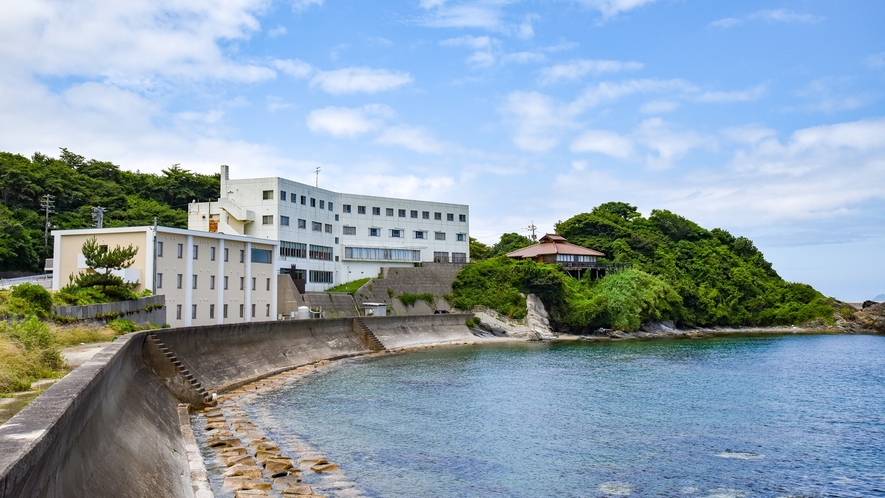 *【本館外観】当館は海岸沿いに立つホテルです。
