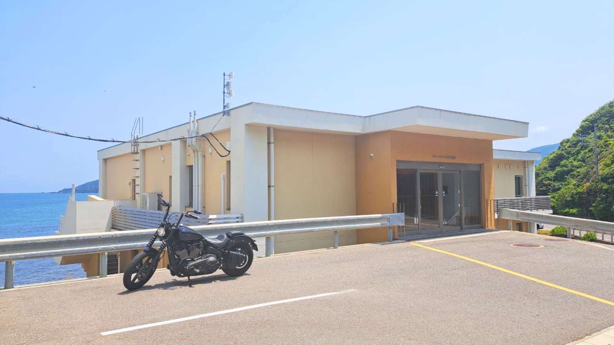 バイクも置ける広々駐車場完備