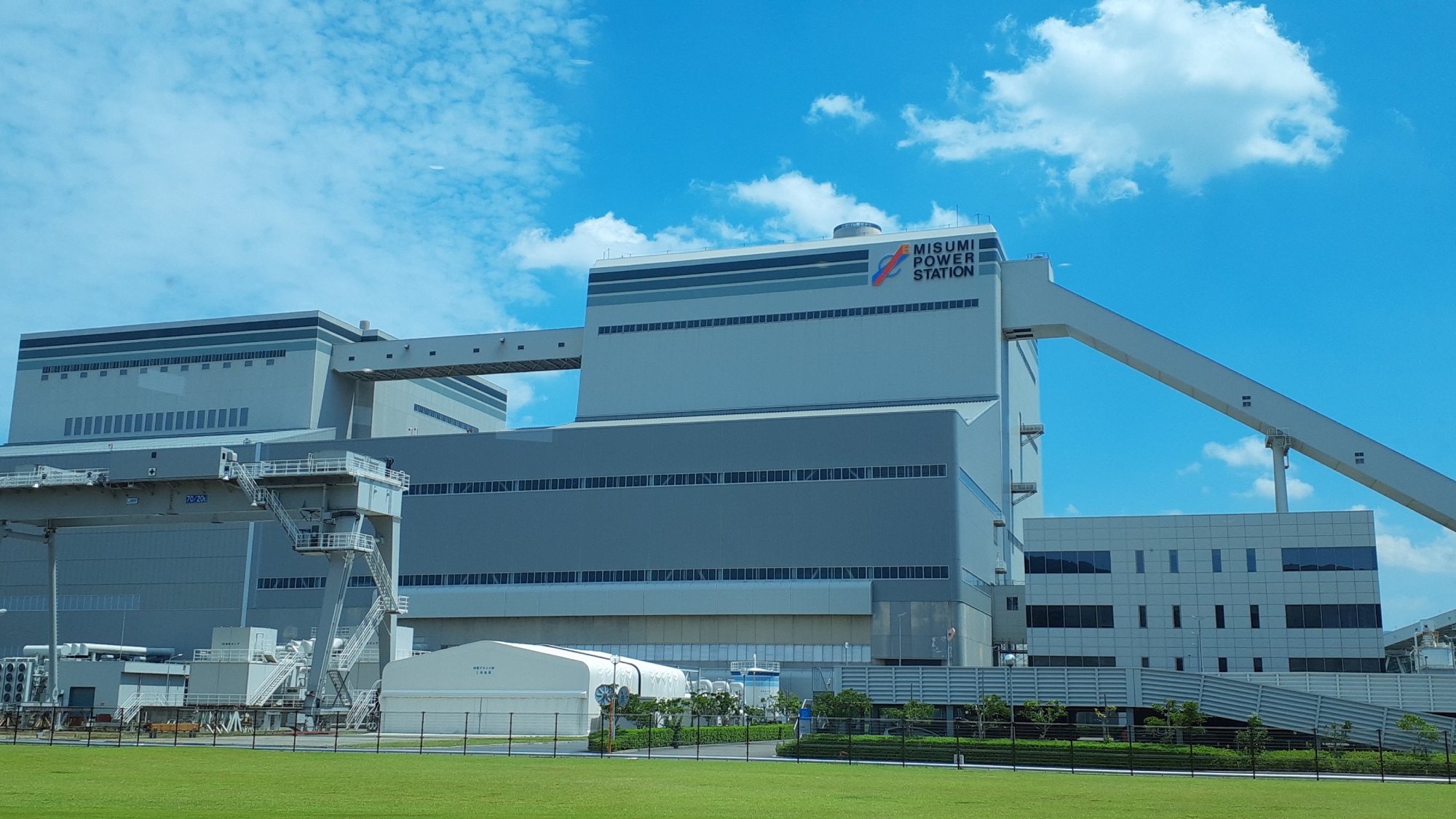 【三隅発電所】燃料を燃焼させて600℃の高温・高圧の蒸気を大量に作り出します。