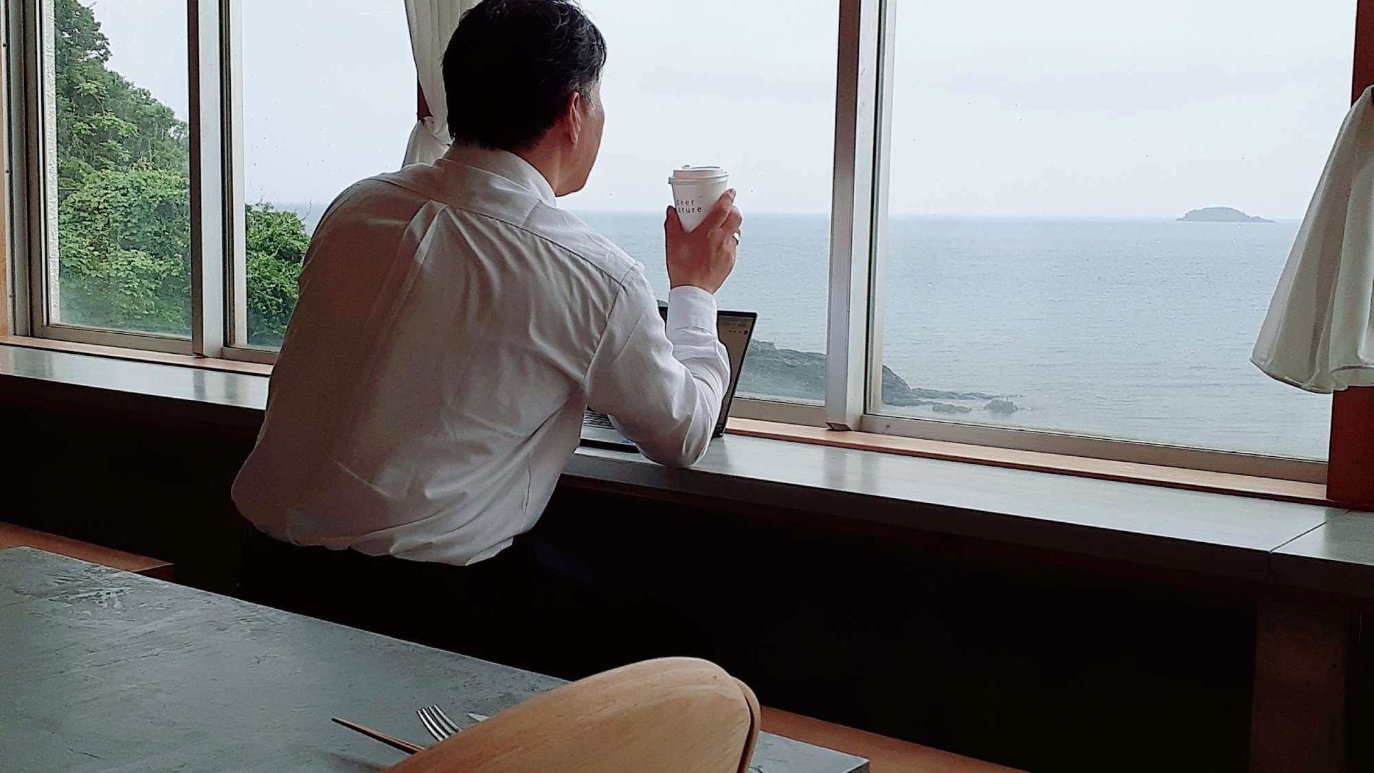 仕事で疲れたら目の前の海を眺めてほっと一息