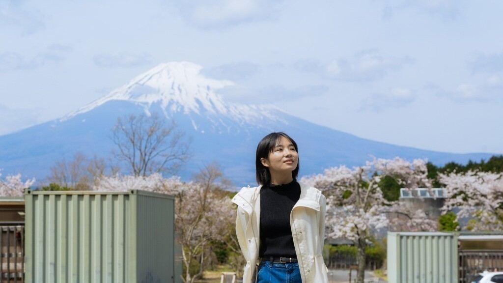 富士山をバックに散歩