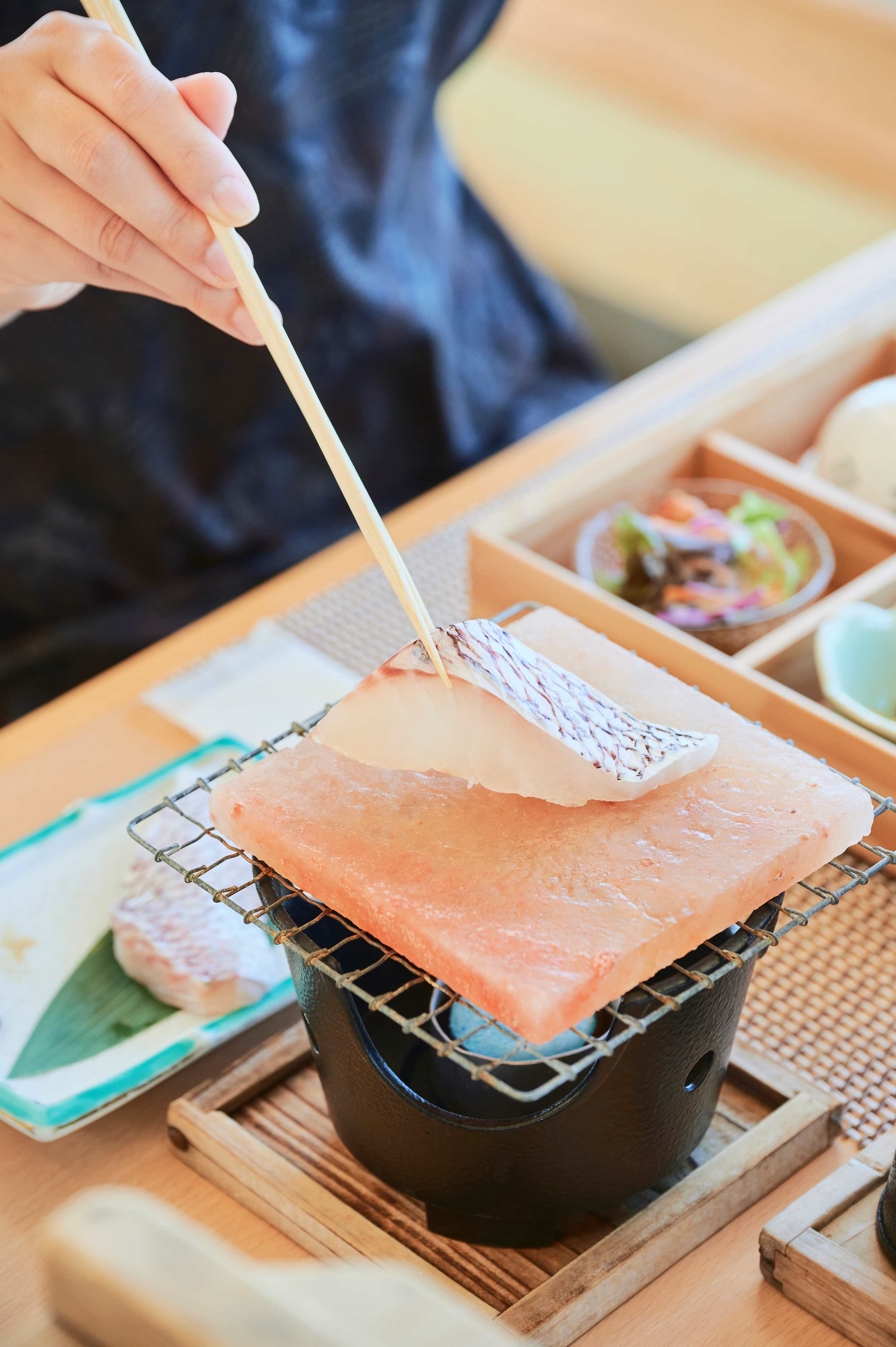 朝食　岩塩プレート