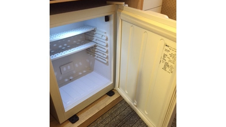 お部屋に設置してある冷蔵庫です！棚が入れ替えられます♪　ただ冷凍機能はありません・・・。