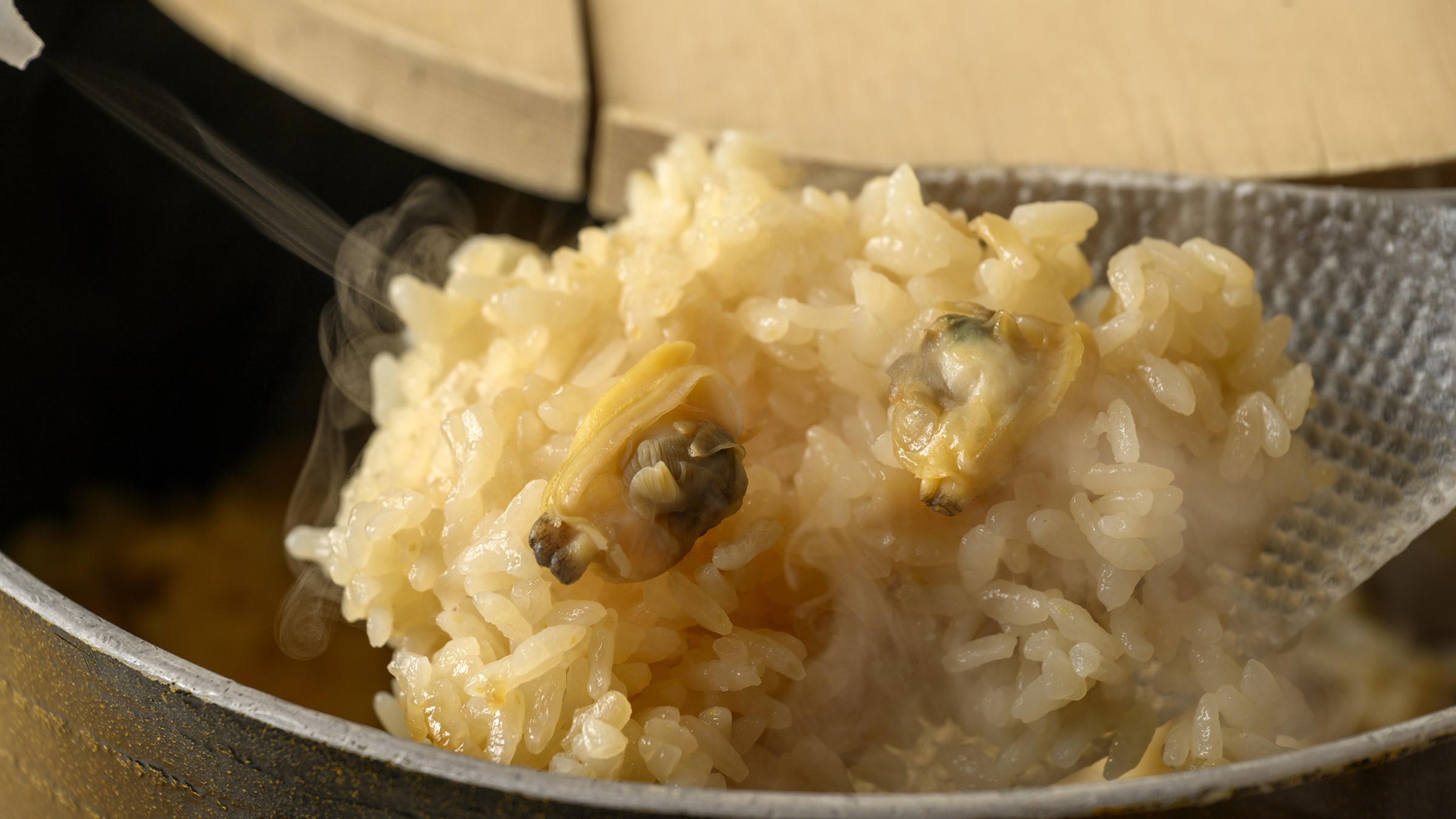季節の食材を使った「炊き込みご飯」※写真はあさりと筍の春の炊き込みご飯です