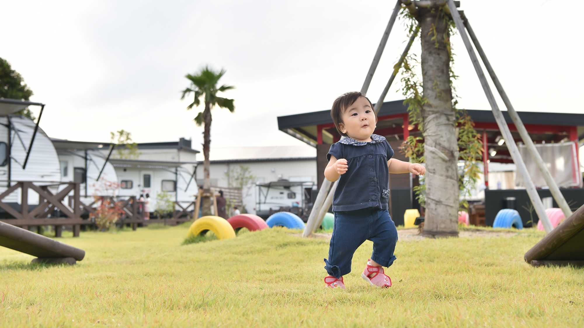 【滞在イメージ】トレーラーハウスの目の前でお子様が思いっきり走っても大丈夫♪