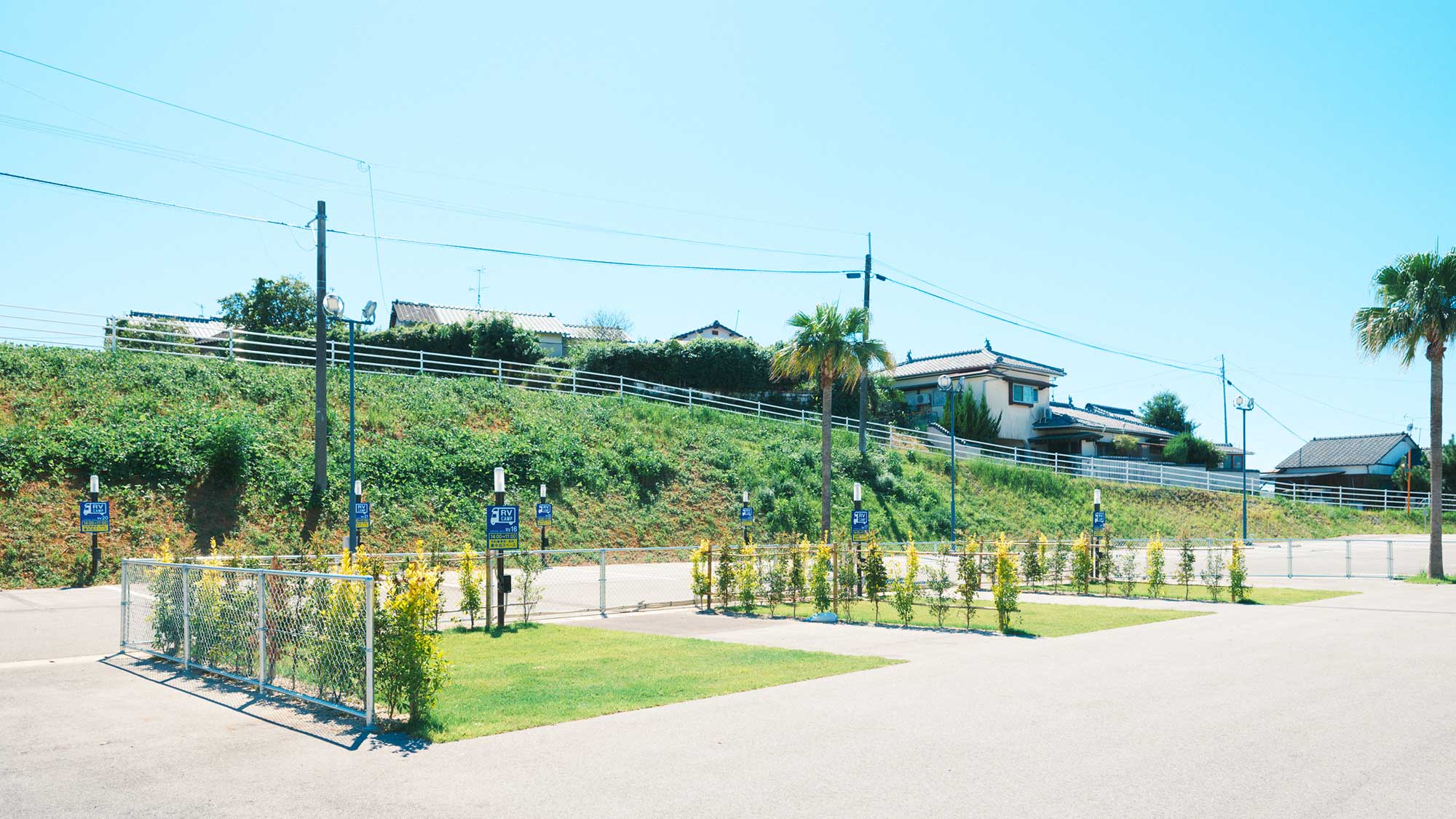 【RVパーク】車室横に芝生のある区画と芝生無しの区画がございます。ご希望の際は事前にご連絡ください。