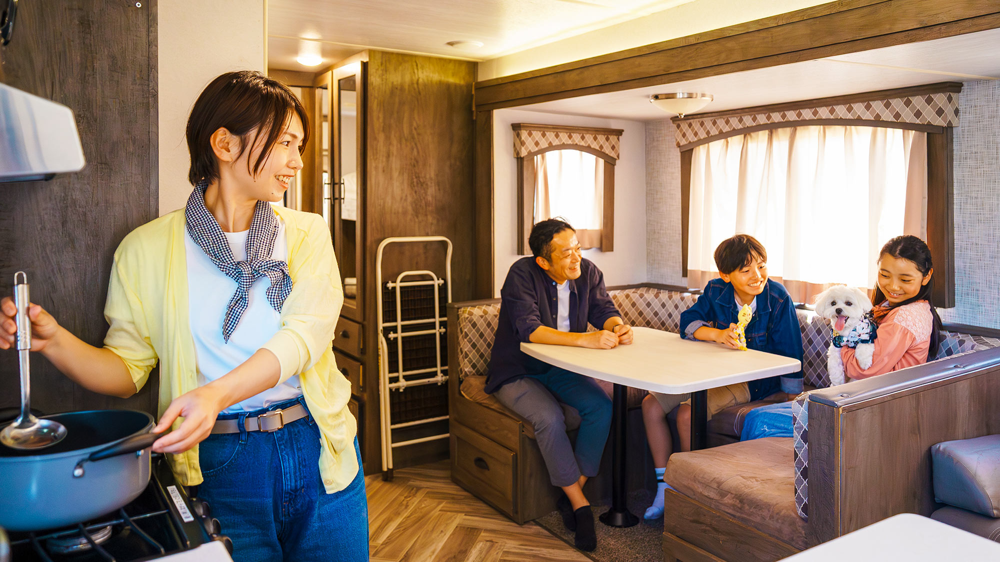 【ペット専用トレーラー】ゆとりあるダイニング・キッチンスペース。みんなで自炊も楽しい♪