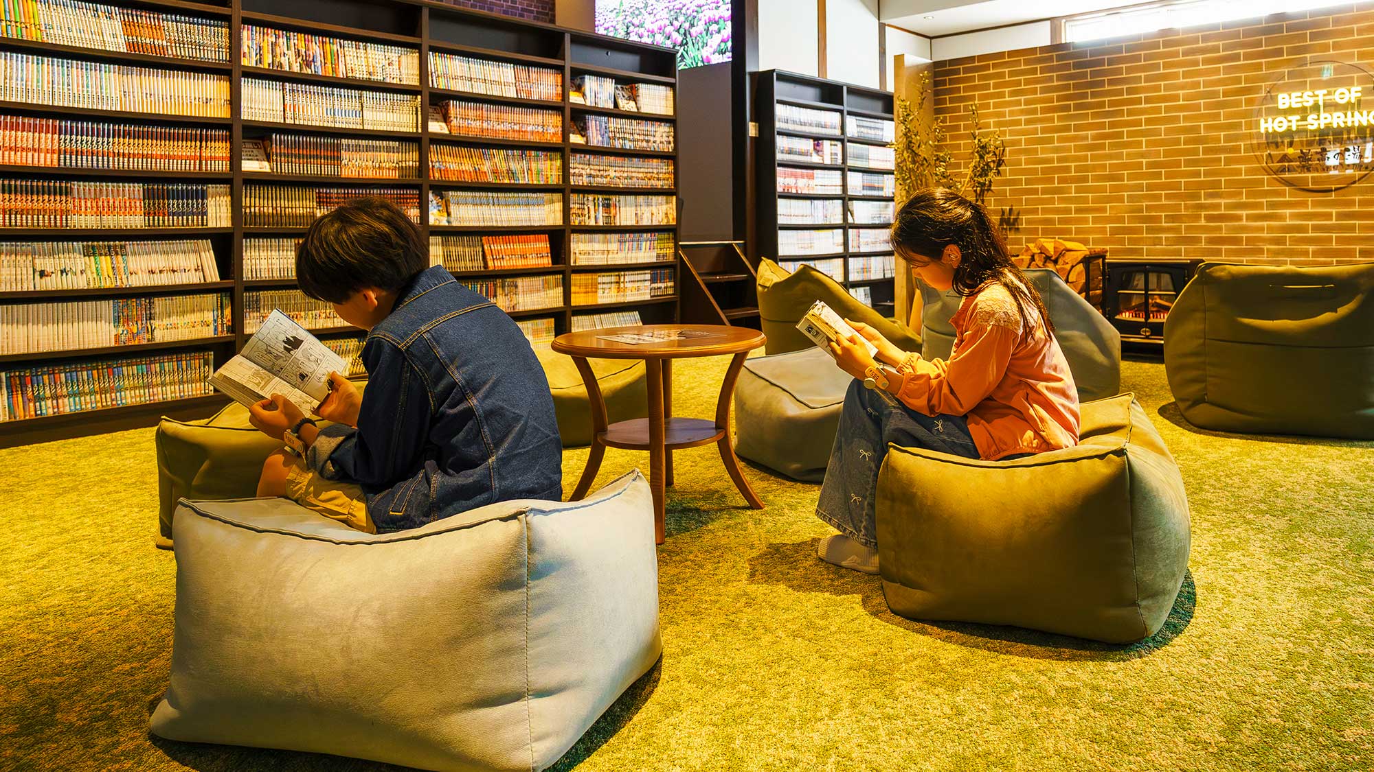 【最高の湯／ライブラリー】リラックスできる大きめのビーズクッションで、のんびり読書が最高。