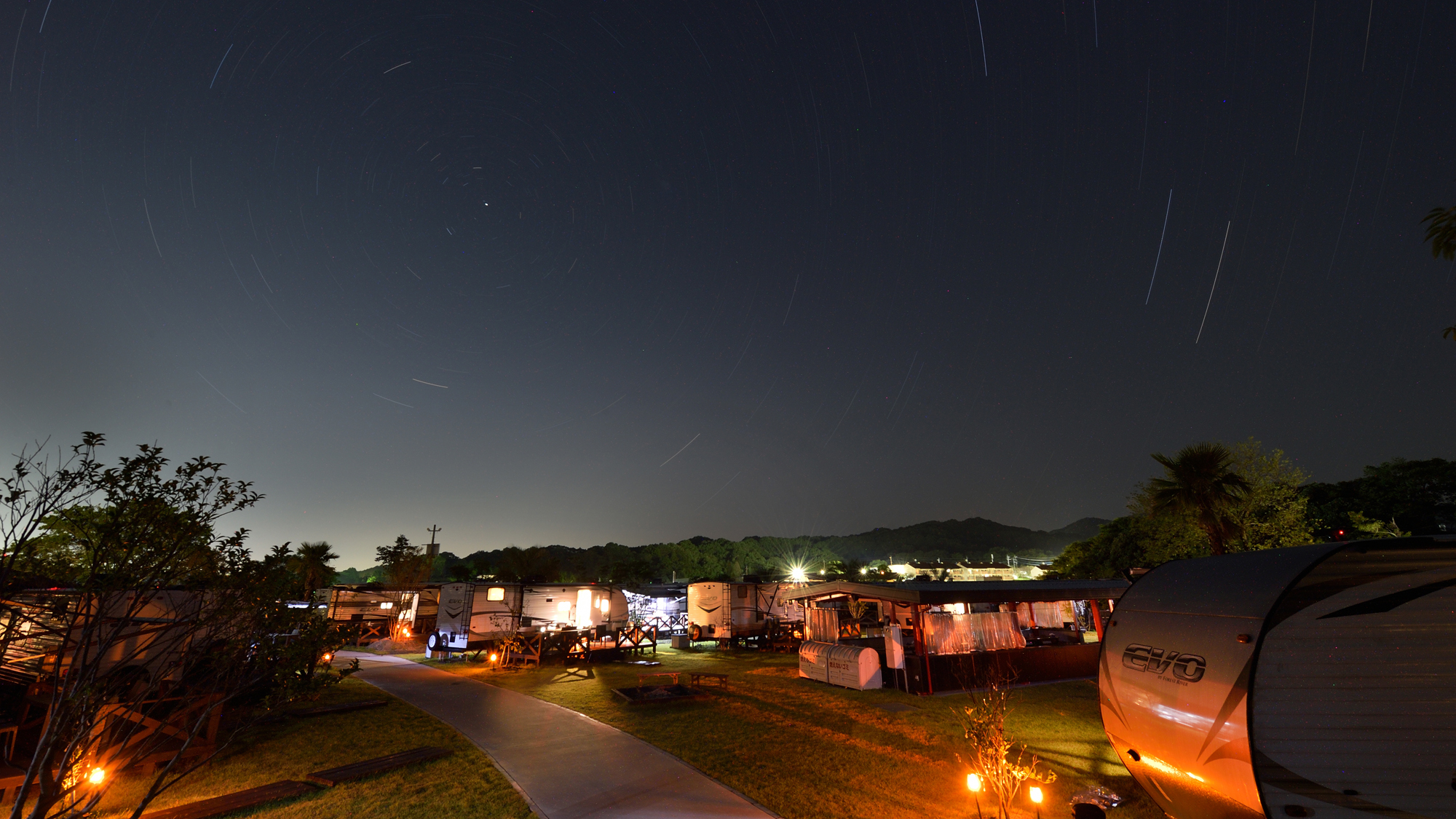 【外観（夜）】満天の星空を眺めて過ごす時間も「フランピング」の醍醐味のひとつ。