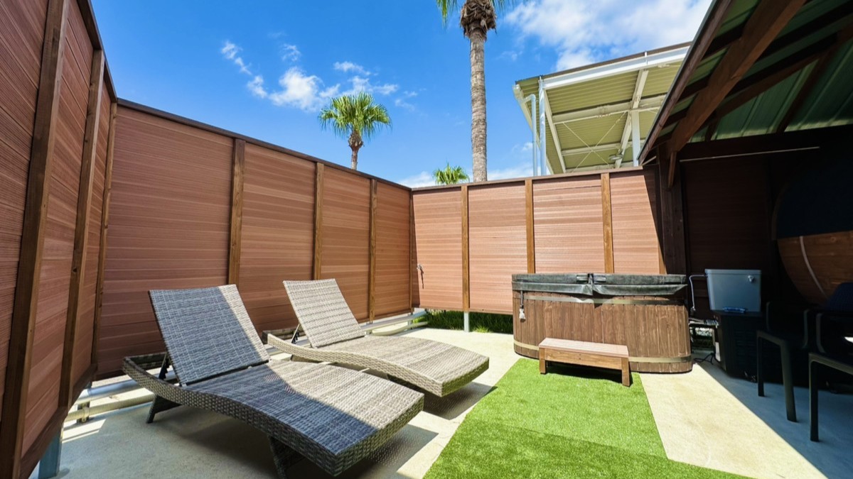 【貸切バレルサウナ】ゆったりとしたととのいスペースと水風呂も完備しています