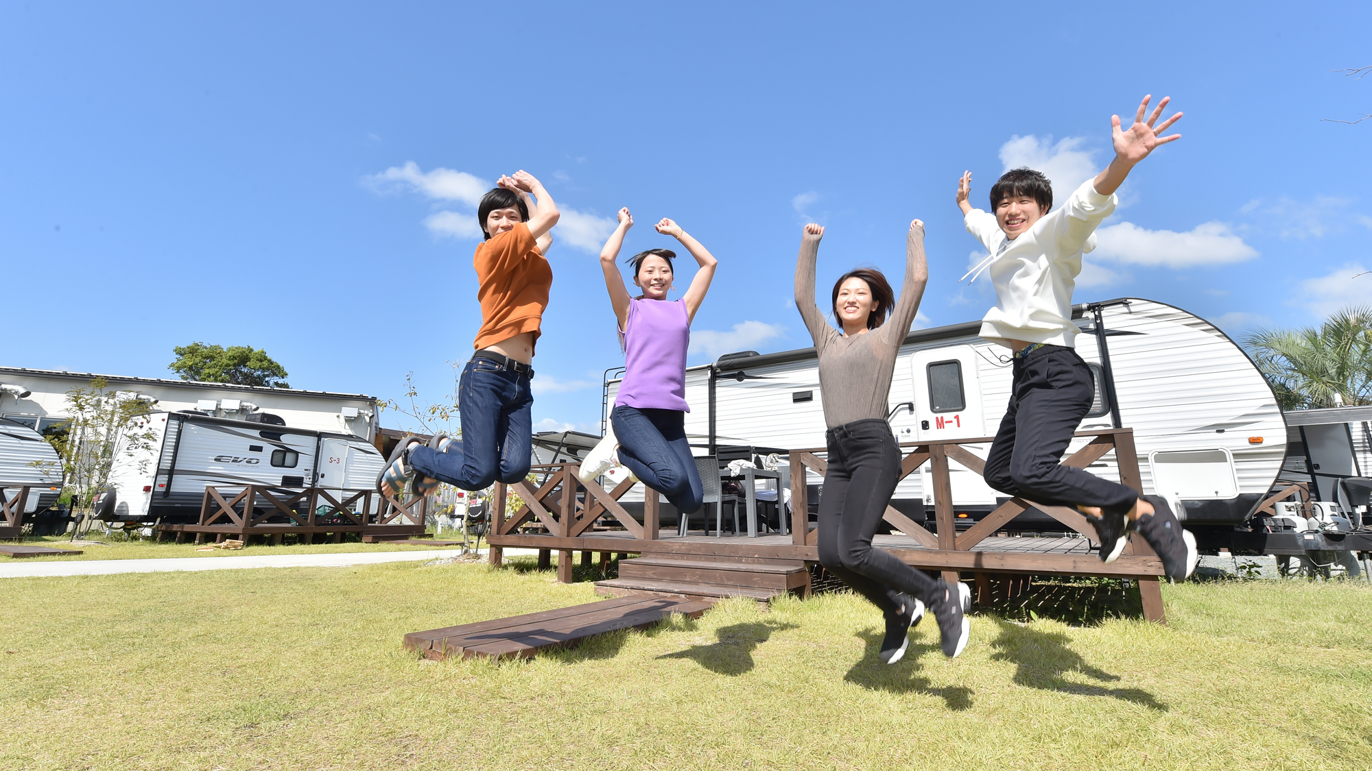 【滞在イメージ】お友達同士で気軽に楽しめる「新しいキャンプスタイルーフランピング」を体験♪