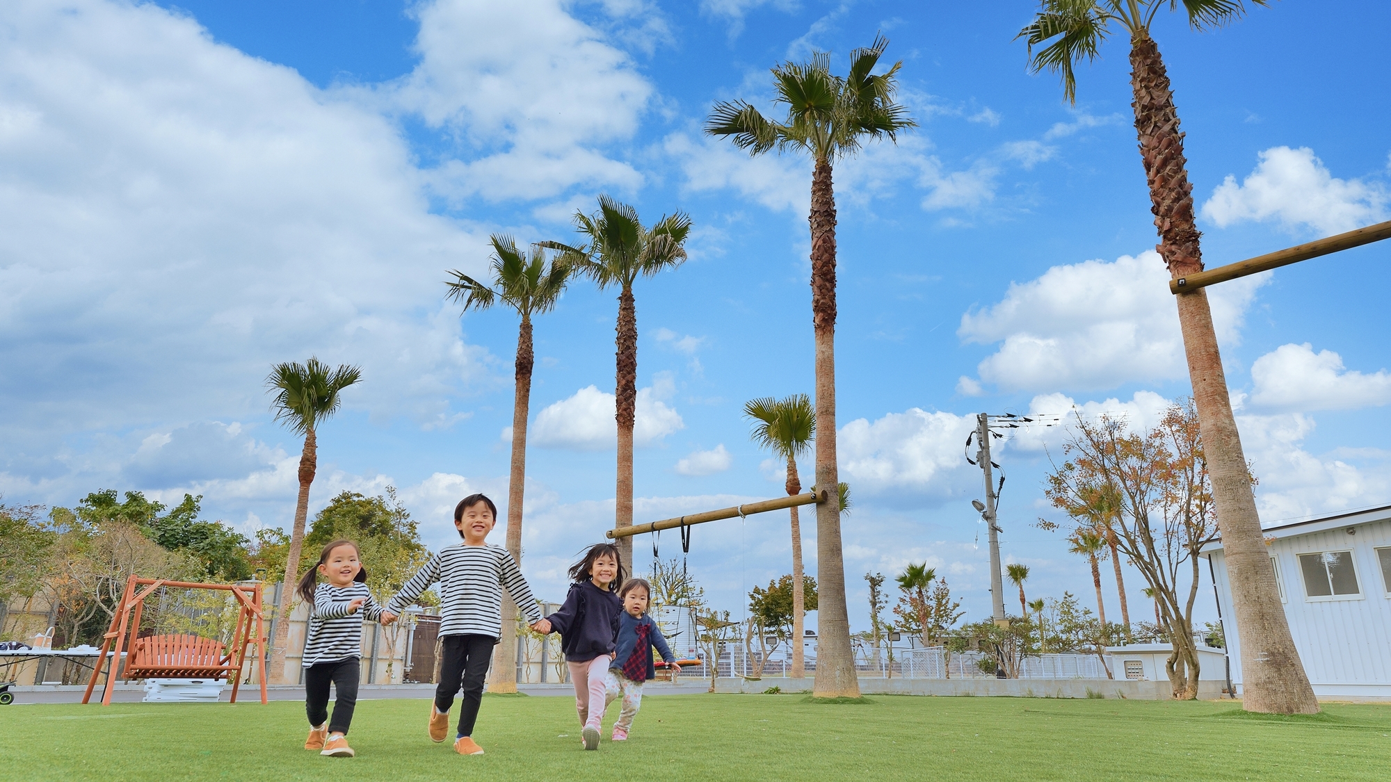 【滞在イメージ】敷地内の広い芝生で思いっきり遊ぼう！